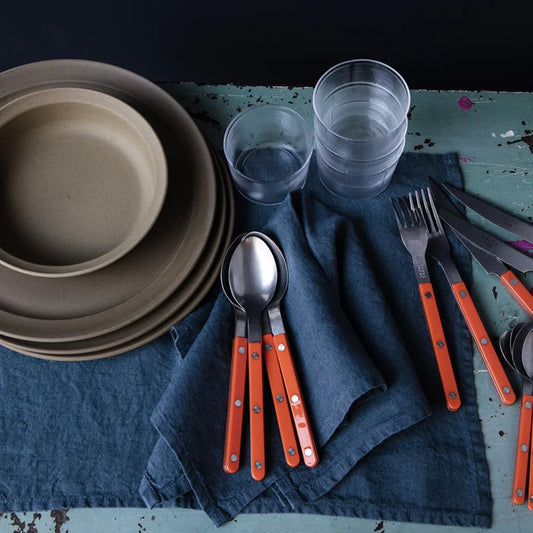 A TABLE Set 4 pièces (Cuillère à soupe- Fourchette- Couteau- Cuillère à dessert) BISTROT VINTAGE Orange -Inox et carbone