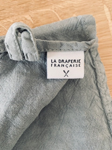 A TABLE TEXTILE Torchon Céladon en lin lavé