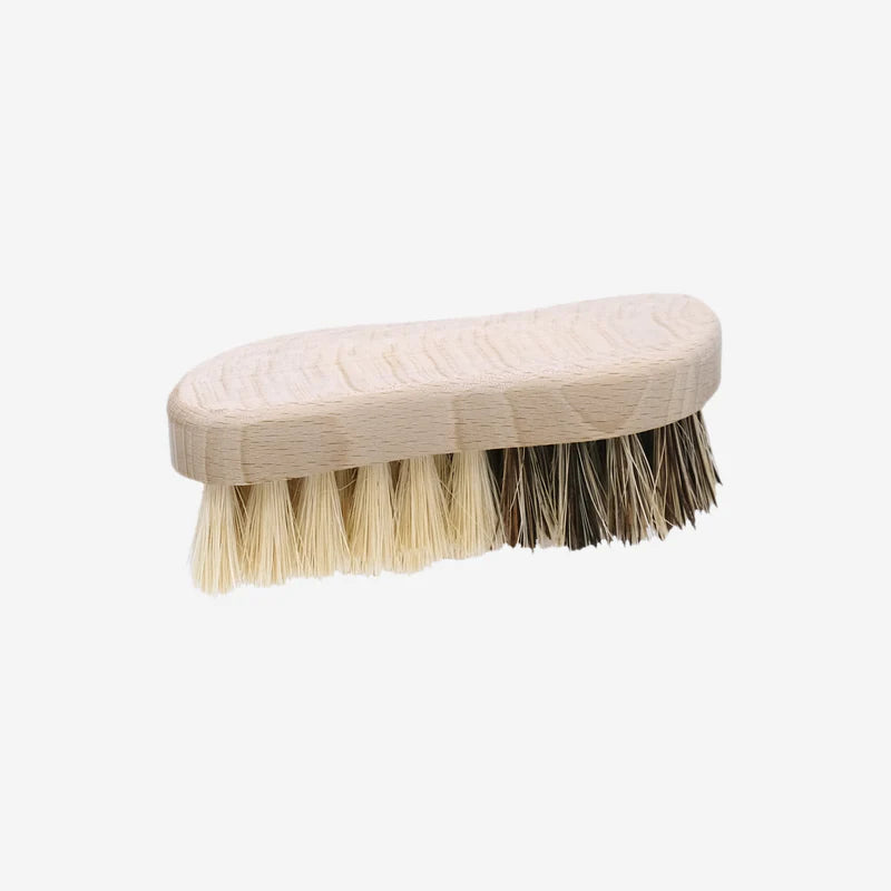 Un câbleur méticuleux enlève la couche de saleté et de poussière du